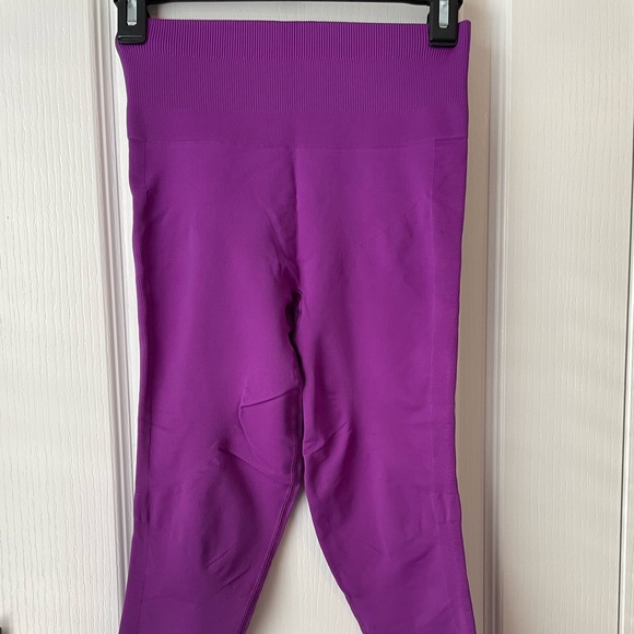 Lululemon Zone in Crop 21”, Raspberry, 6 - Picture 3 of 7